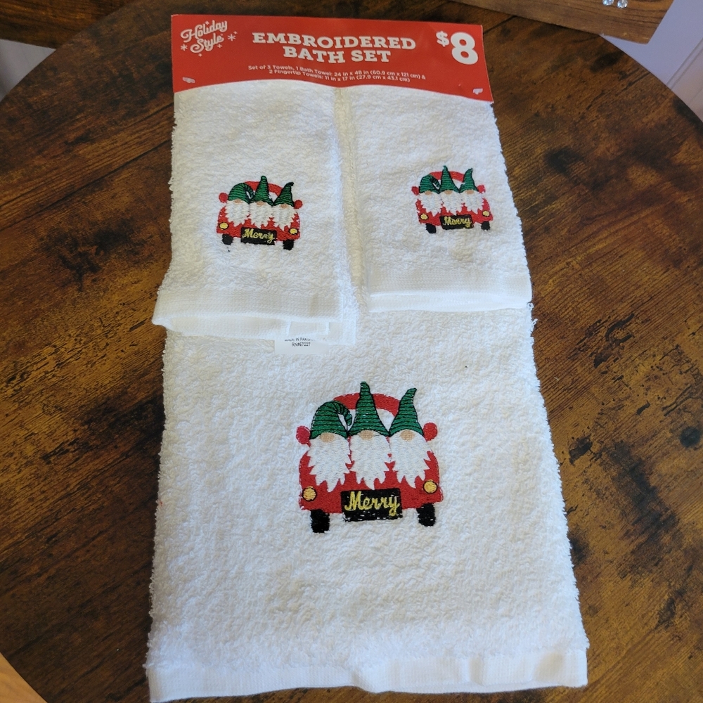 Embroidered 3 piece Bath Set with enbroidered Gnome Design